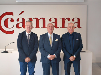 De gauche à droite : Pedro Esnaola, président de la Chambre de commerce de Gipuzkoa, Javier Taberna, président de celle de Navarre, et André Garreta, président de la CCI Bayonne Pays Basque.