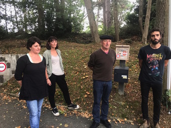 Les membres d'ELB et de Lurzaindia posent devant la boîte aux lettres de la société d'investissements de l'acheteuse des 12 hectares, à Bidart.