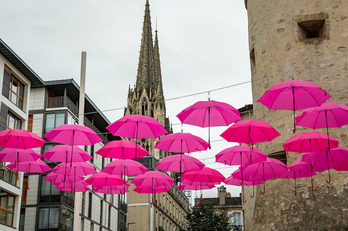 Des parapluies roses au-dessus de la place Jacques-Portes à Bayonne. 