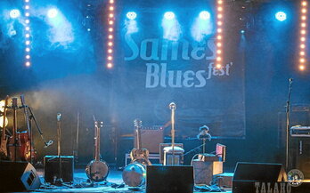 Projecteurs bleus braqués sur la scène du festival musical de Sames.