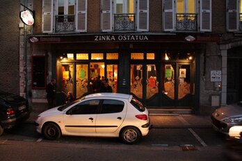 Le bar associatif Zinka Ostatua est un lieu de fête à Mauléon.