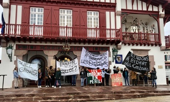Une vingtaine de salariés des Embruns manifestant devant la mairie de Bidart ce midi. 