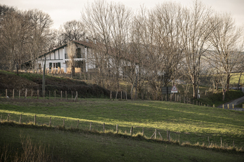 La vente de la maison et des terres à environ 2 millions d'euros a suscité de la colère à Ainhoa.