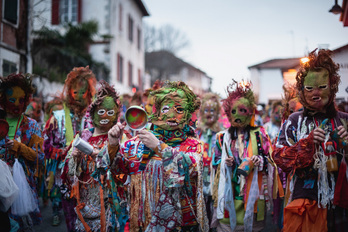 Les zirtzil de l’association Errobiko Kaskarotak font partie des personnages emblématiques du carnaval.