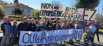 Une vingtaine de personnes se sont réunies à Abense-de-Bas samedi 8 avril pour demander la sécurisation de la RD11 plutôt que la création d’une nouvelle voie.