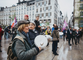 Les opposants à la réforme des retraites se sont retrouvés devant la mairie de Bayonne, lundi 24 avril.