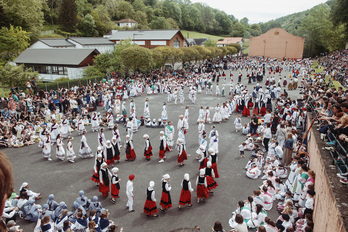 Le fronton de Tardets a accueilli les danseurs des trois provinces du Pays Basque Nord.
