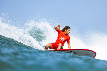 À l'adolescence, Antoine Delpero intègre le pôle France de surf à Bayonne