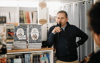 Alfonso Zapico en séance de dédicace dans une librairie de Biarritz.