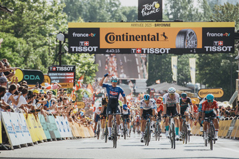 Le coureur belge de 25 ans remporte sa deuxième étape sur le Tour après sa victoire sur les Champs-Élysées en 2022.