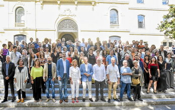Fotografía grupal con representantes del cine vasco y responsables públicos, antes del acto en Tabakalera.