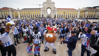 La mascotte, Txurdin, s'est mêlée aux supporters de la Real Sociedad sur la place du Commerce