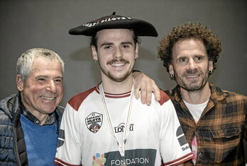 Le txapeldun Arnaud Haroçarene entouré de son grand-père, Pascal et de son père et entraîneur Olivier.