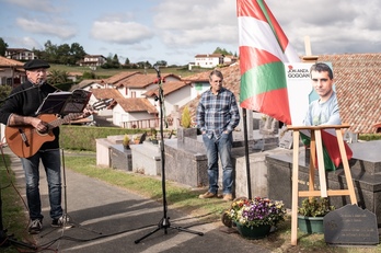 Le collectif Jon Anza Gogoan rendait hommage au militant basque au cimetière d'Urrugne, jeudi 18 avril à 18h.