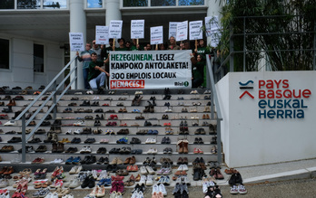 Ce lundi, Bizi! a déposé 300 paires de chaussures devant l’entrée du siège de l'Agglo pour alerter sur l’absence de solution viable pour l’entreprise Enovis.