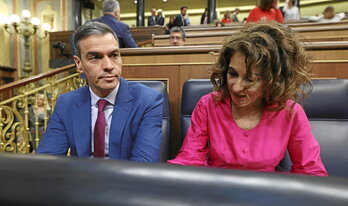El presidente español, Pedro Sánchez, y la vicepresidenta primera, María Jesús Montero, durante una sesión de control al Gobierno.